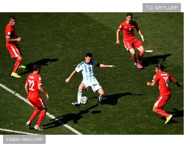 苏亚雷斯在赛场上的身体对抗表现稳健，持续展现王者风范与竞技实力